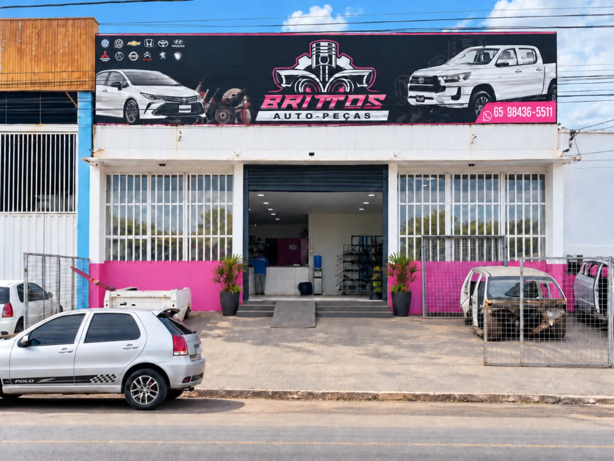 Fachada da BRITTOS AUTO PEÇAS, com acesso à loja pela avenida.