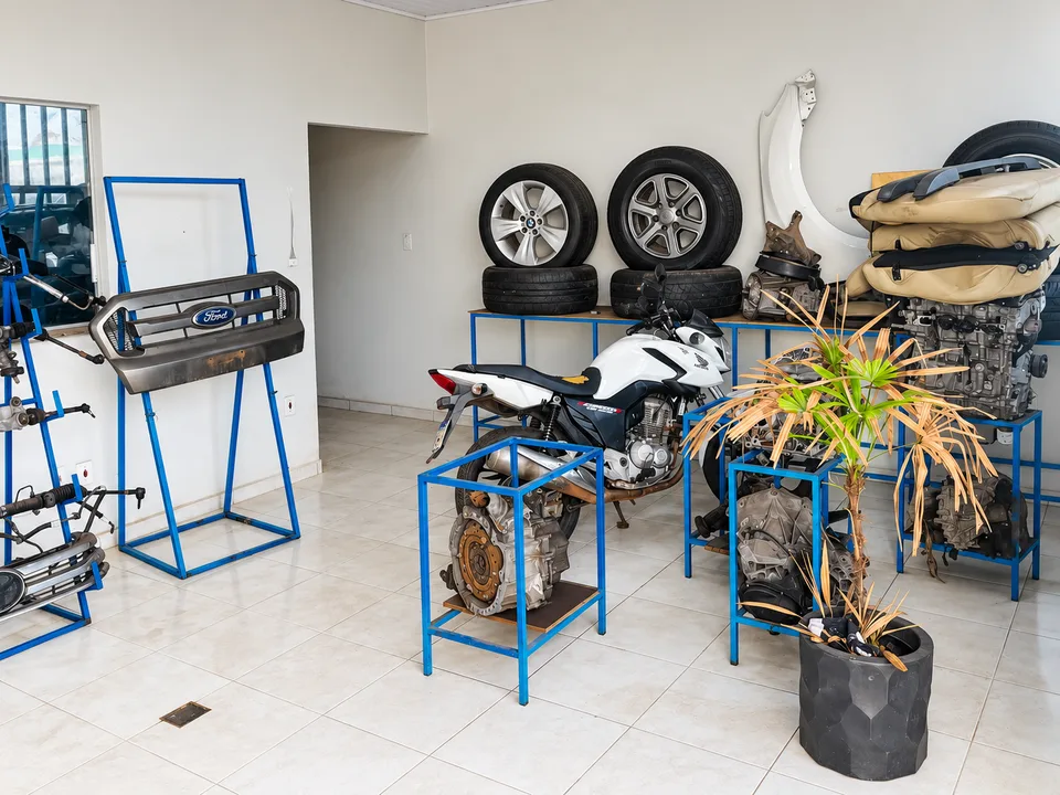 Peças e conjuntos automotivos em suportes, no interior da loja.